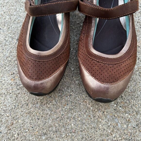 ARIAT Mary Jane Shoes Womens Size 9.5 Brown Metallic Leather Strap Perforated - Picture 2 of 9